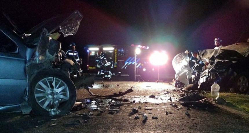 RADIOKTUBRE INFO..-Murieron cinco integrantes de una familia en un choque frontal sobre la ruta nacional 35 -Por Simón Suarez..Ver mas	