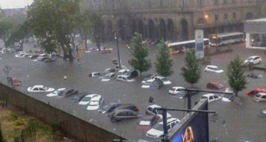 RADIOKTUBRE INFO..- Inundaciones, autos flotando y cortes de luz: crónica del histórico temporal en Uruguay-Por Simón Suarez..Ver mas	