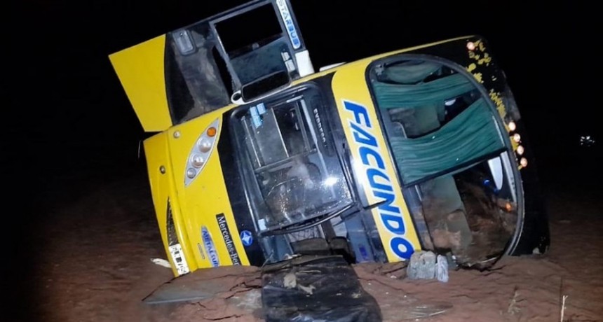 RADIOKTUBRE INFO..-La Rioja: Un colectivo intentó cruzar un río y fue arrastrado por la creciente -Por Simón Suarez..Ver mas