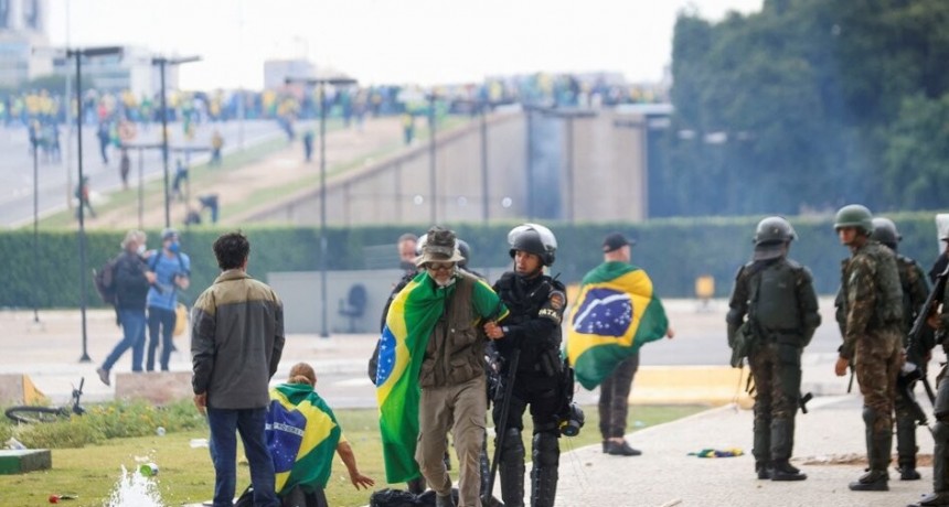 RADIOOKTUBRE INFO…. Brasil: Entre los bolsonaristas golpistas hubo militares retirados ….Por Simón Suarez Ver mas..