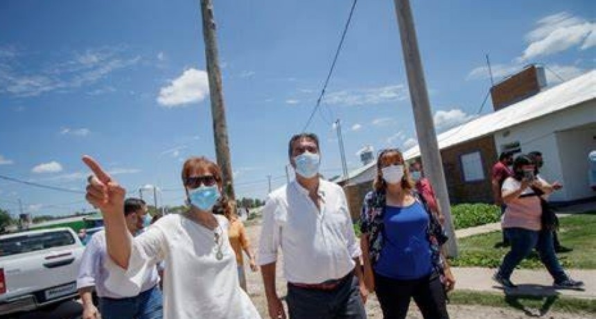 RADIOKTUBRE INFO…..  Capitanich en Samuhu inauguró el Centro Cultural, la iluminación del acceso y una cámara de frío  …….Por Simón Suárez ver mas….