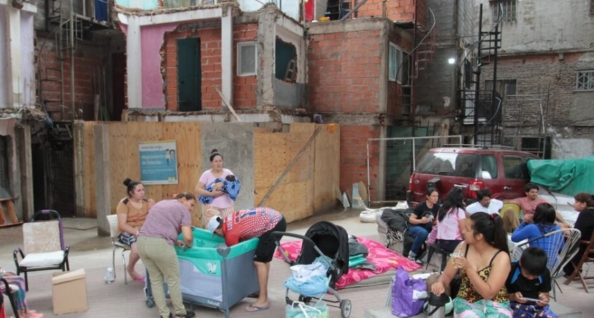 RADIOKTUBRE INFO…….   DORMIR EN LA CALLE DESPUES DEL DERRUMBE .VIVIR BAJO LA AUTOPISTA  ……Por Simon Suarez Ver mas….