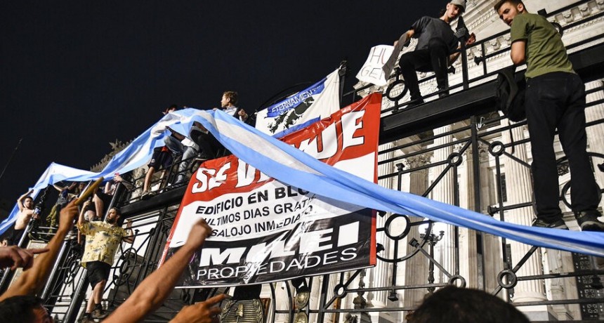 RADIOKTUBRE INFO….  POR LA GUADAÑA LIBERTARIA EL PERONISMO MULTIPLICA ESTRATEGIA PARA FRENAR EL DNU  ….Por Simòn Suàrez