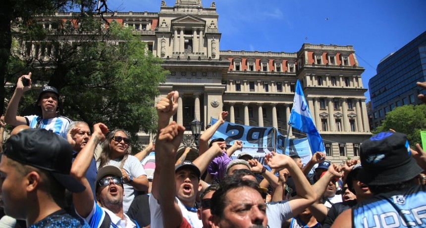 RADIOKTUBRE INFO…. AMENAZAS:  Con multas y acusaciones Milei busca frenar la movilización del 24 de enero  ….Por Simòn Suàrez