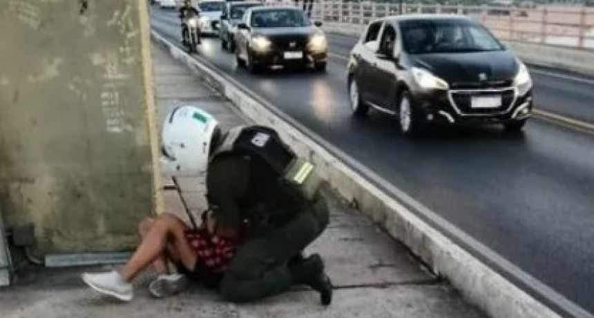 RADIOKTUBRE INFO……..RESCATAN A MUJER EN INTENTO DE SUICIDIO   …… Por Simòn Suarez