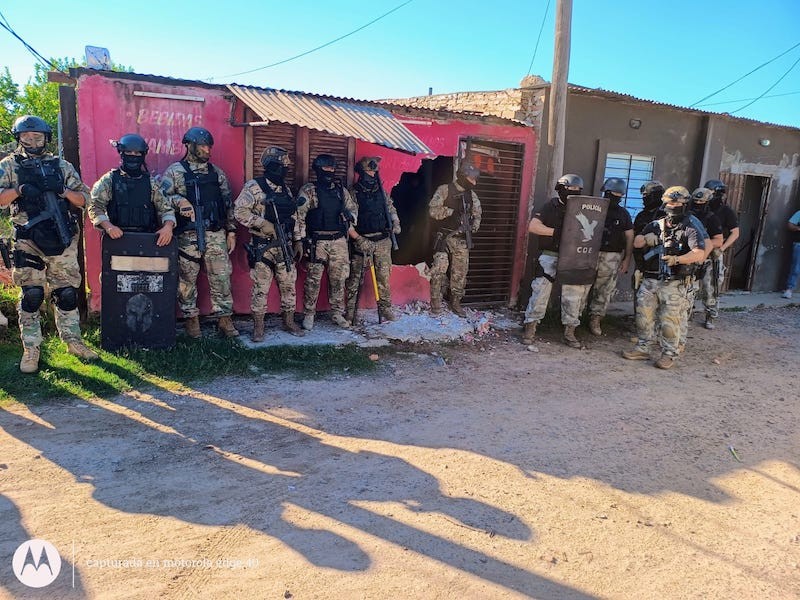 - RADIOKTUBRE INFO……..  INVESTIGAN UN ABUSO DE ARMA Y ALLARON IN BUNKER DR DROGA BARRIO MTD  …… Por Simòn Suarez.