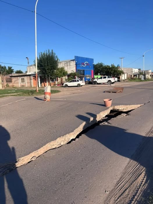 - RADIOKTUBRE INFO……..  EL CALOR PARTIÓ EL ASFALTO EN RESISTENCIA  …… Por Simòn Suarez.