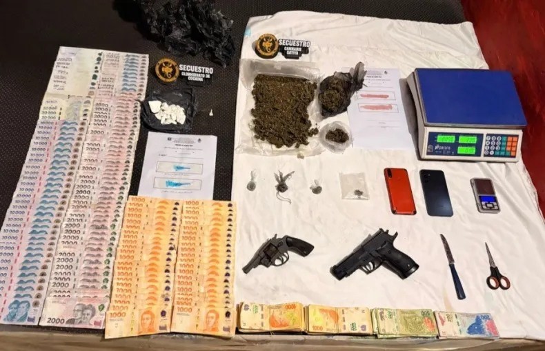 - RADIOKTUBRE INFO…….. ALLANAMIENTO:  terminaron con un detenido, droga, armas y más de un millón de pesos  …… Por Simòn Suarez.