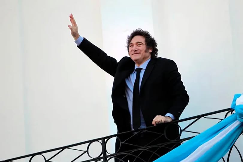 - RADIOKTUBRE INFO…….. Milei en busca de un baño de masas en uno de los festivales de los que criticaba   …… Por Simòn Suarez.