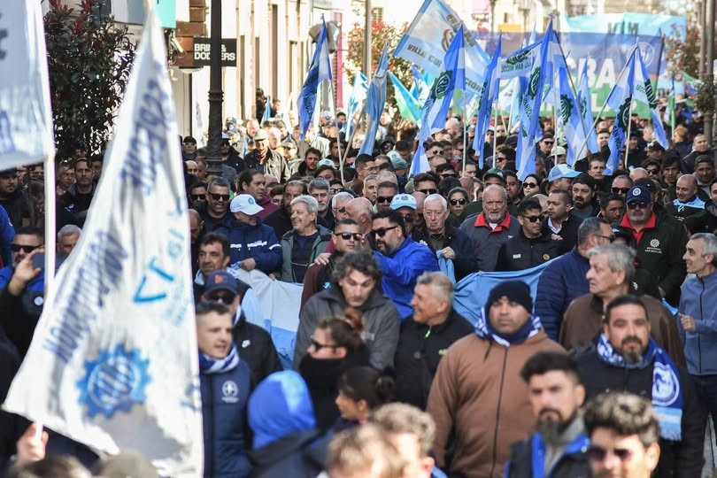 - RADIOKTUBRE INFO……..  Industriales le reclaman a la CGT más acción y menos negociación  …… Por Simòn Suarez.