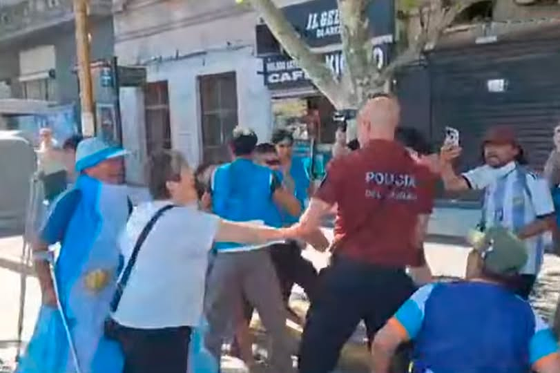 - RADIOKTUBRE INFO……..LA POLICIA REPRIÓ A LOS JUBILADOS CON GASES Y PALOS …… Por Simòn Suarez.