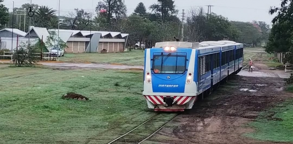 - RADIOKTUBRE INFO……..  El tren de pasajeros mantiene su servicio y refuerza su rol social en el interior chaqueño  …… Por Simòn Suarez.