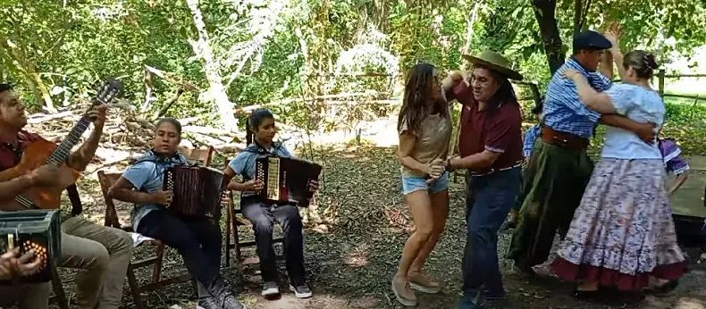 - RADIOKTUBRE INFO……..  La Sole cantó y bailó con folcloristas de Puerto Tirol  …… Por Simòn Suarez.