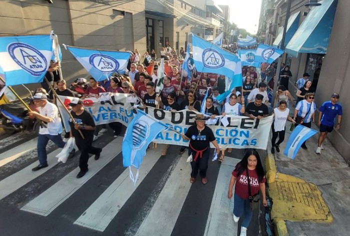 - RADIOKTUBRE INFO…….. Trabajadores de Corrientes y Chaco califican de insuficiente el bono de $50 mil en las Universidades …… Por Simòn Suarez.