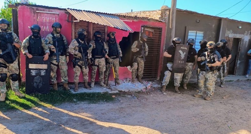 - RADIOKTUBRE INFO……..  INVESTIGAN UN ABUSO DE ARMA Y ALLARON IN BUNKER DR DROGA BARRIO MTD  …… Por Simòn Suarez.