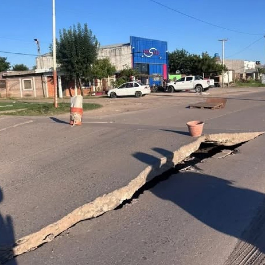 - RADIOKTUBRE INFO……..  EL CALOR PARTIÓ EL ASFALTO EN RESISTENCIA  …… Por Simòn Suarez.