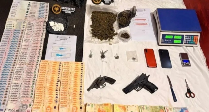 - RADIOKTUBRE INFO…….. ALLANAMIENTO:  terminaron con un detenido, droga, armas y más de un millón de pesos  …… Por Simòn Suarez.