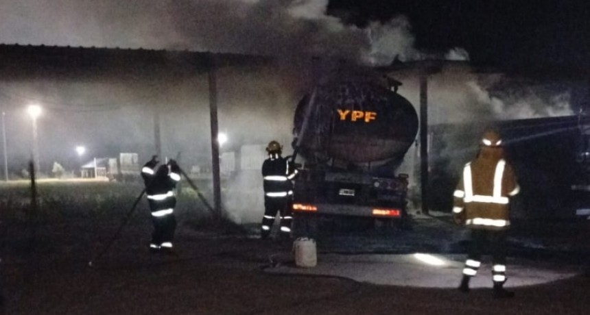 - RADIOKTUBRE INFO…….. SE INCENDIARO DOS CAMIONES CISTERNAS EN LOS FRENTONES   …… Por Simòn Suarez.