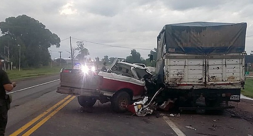 - RADIOKTUBRE INFO……..  SAENZ PEÑA:  una camioneta chocó contra un camión detenido sobre Ruta 16  …… Por Simòn Suarez.