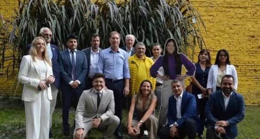 - RADIOKTUBRE INFO…….. Ojo con la Orozco: la senadora salteña fue reemplazada por una silueta de cartón en la foto con Diego Santilli   …… Por Simòn Suarez.