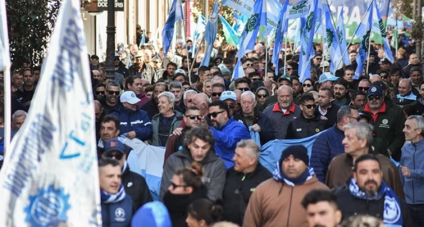 - RADIOKTUBRE INFO……..  Industriales le reclaman a la CGT más acción y menos negociación  …… Por Simòn Suarez.