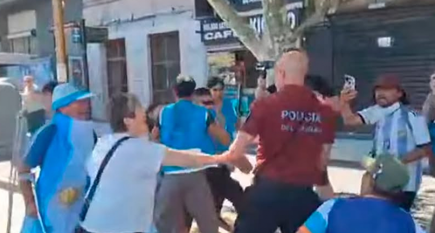 - RADIOKTUBRE INFO……..LA POLICIA REPRIÓ A LOS JUBILADOS  CON GASES Y PALOS  …… Por Simòn Suarez.