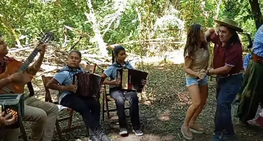 - RADIOKTUBRE INFO……..  La Sole cantó y bailó con folcloristas de Puerto Tirol  …… Por Simòn Suarez.