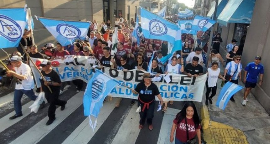 - RADIOKTUBRE INFO…….. Trabajadores de Corrientes y Chaco califican de insuficiente el bono de $50 mil en las Universidades   …… Por Simòn Suarez.