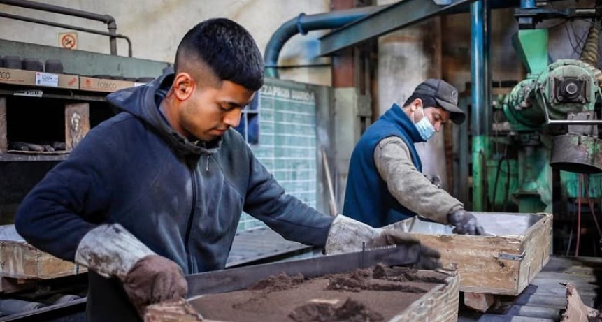 - RADIOKTUBRE INFO……..  LA REFORMA LABORAL DE MILEI TREA MAS AJUSTE  …… Por Simòn Suarez.