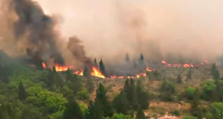 - RADIOKTUBRE INFO……..  Arde Chubut mientras los gobernadores piden ayuda  …… Por Simòn Suarez.