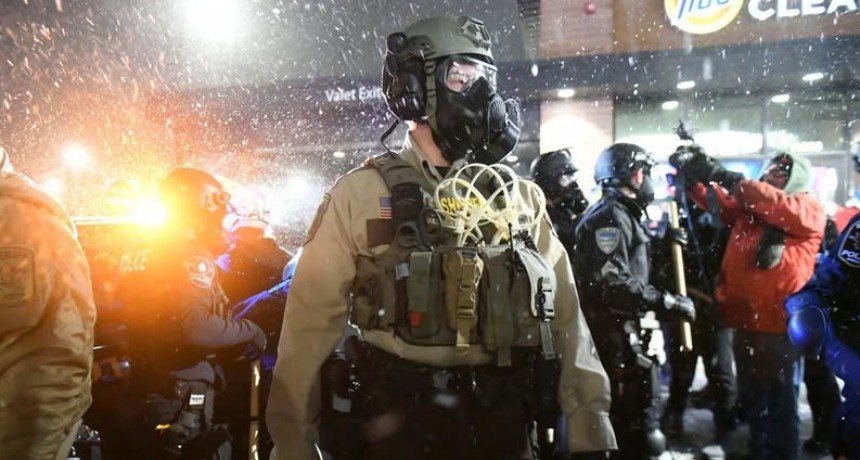 - RADIOKTUBRE INFO……..  Estados Unidos: agentes federales abandonan Minneapolis  …… Por Simòn Suarez.