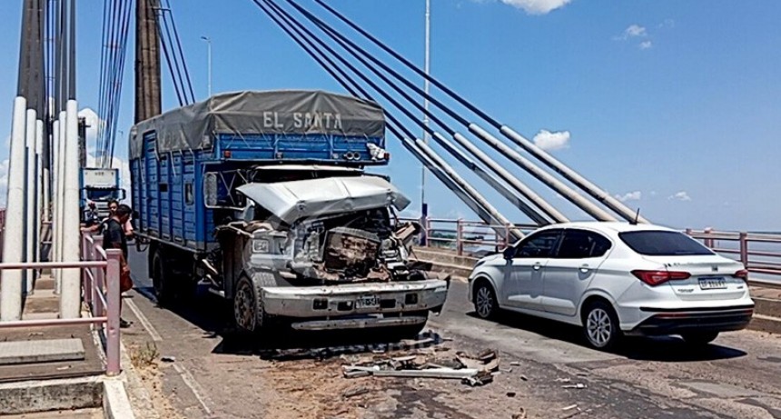 - RADIOKTUBRE INFO…….. Otro choque entre camiones generó demoras en el Puente Belgrano   …… Por Simòn Suarez.