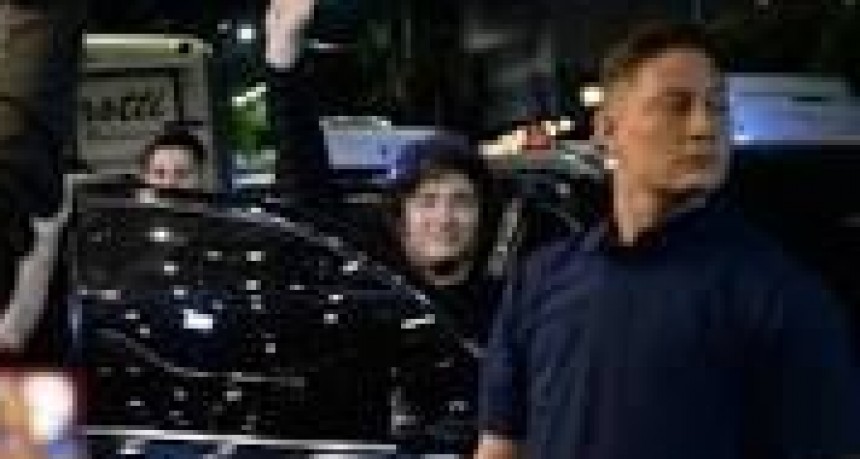 - RADIOKTUBRE INFO……..  Mientras Milei sube a los escenarios a cantar, la evaluación de su gestión baja  …… Por Simòn Suarez.