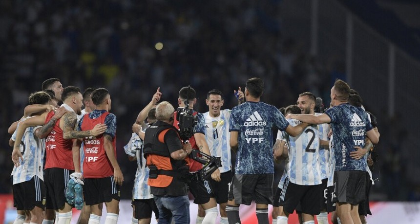 RADIOKTUBRE INFO..- Eliminatorias: la Selección venció a Colombia con otros jugadores pero la misma convicción-Por Simón Suarez..Ver mas