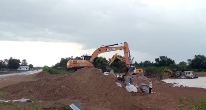 RADIOKTUBRE INFO..-Puerto Lavalle: tras 2 semanas de intenso trabajo el Bermejo dejó de socavar la costa y se encauza hacia el puente -Por Simón Suarez..Ver mas