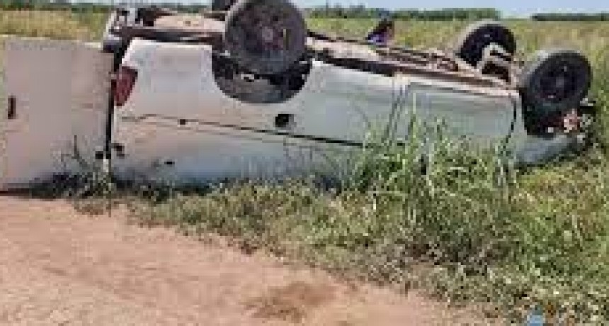 RADIOKTUBRE INFO..- Volcó una camioneta con una familia completa-Por Simón Suarez..Ver mas