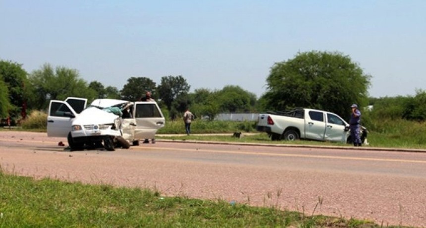 RADIOKTUBRE INFO..- Grave accidente entre camioneta y auto en uno de los accesos a Juan José Castelli  -Por Simón Suarez..Ver mas