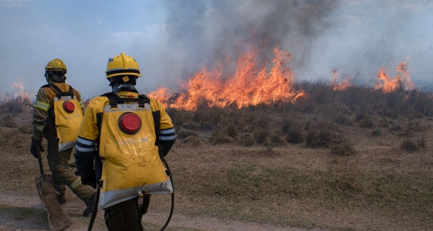 RADIOKTUBRE INFO..-  Brigadistas de distintas provincias luchan contra el fuego en Corrientes -Por Simón Suarez..Ver mas
