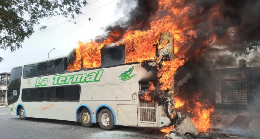 RADIOKTUBRE INFO..- Un colectivo de La Termal explotó y se incendió en Resistencia  -Por Simón Suarez..Ver mas