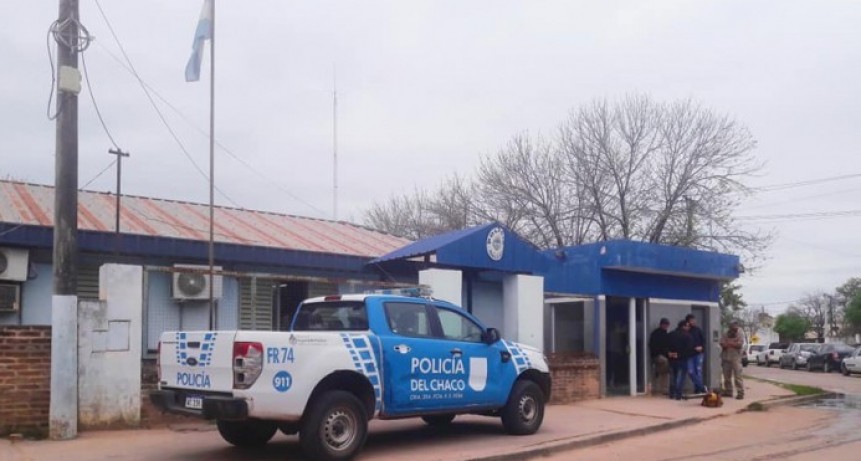 RADIOKTUBRE INFO..- ROBAN MOTO DE POLICIA EN UNA COMISARIA  -Por Simón Suarez..Ver mas..	