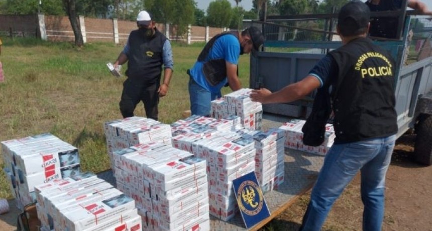 RADIOKTUBRE INFO..-  Incautan 425 cartones de cigarrillos ilegales escondidos en el doble fondo de un trailer -Por Simón Suarez..Ver mas..