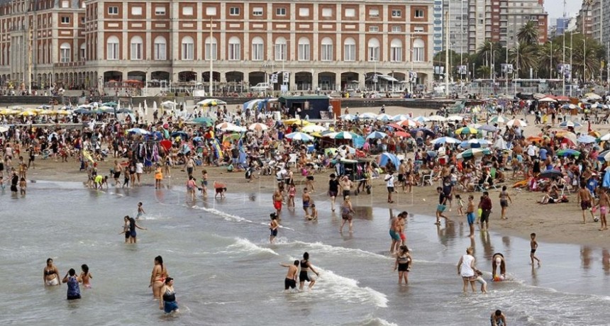 RADIOKTUBRE INFO..-  El carnaval movilizó unos 3 millones de turistas en el cierre de una temporada histórica -Por Simón Suarez..Ver mas..	