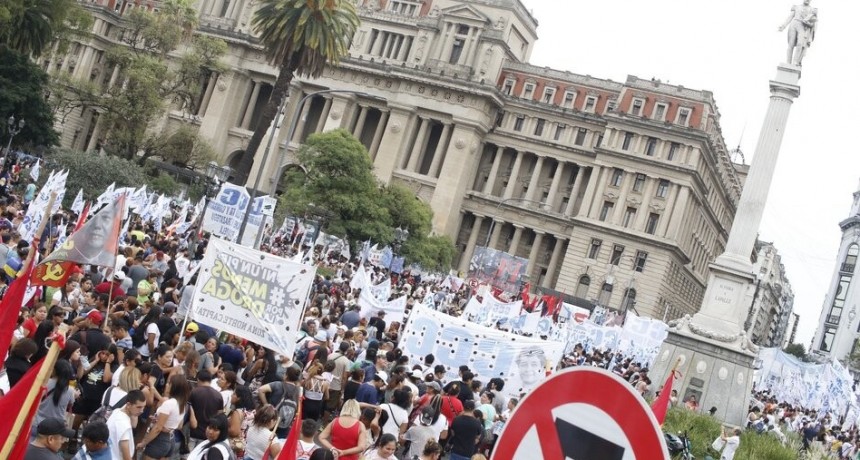 RADIOKTUBRE INFO….  Una marcha a las puertas de la Corte Suprema para decir basta de mafia judicial …Por Simón Suarez   Ver mas….