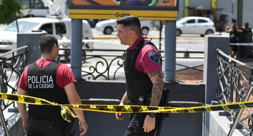 RADIOKTUBRE INFO…. Un hombre mató a una mujer policía en la estación Retiro de la línea C y los trabajadores del subte dispusieron un paro en todas las líneas  …Por Simón Suarez   Ver mas….