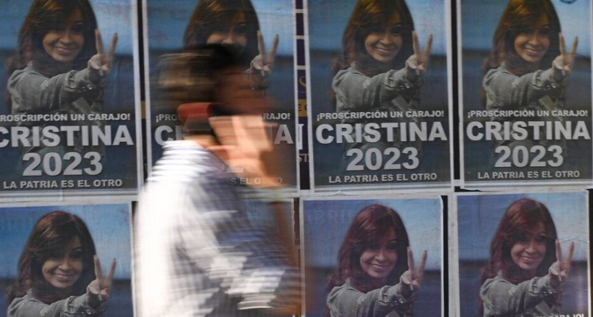 RADIOKTUBRE INFO….  Operativo clamor: la afichada que pide la candidatura de CFK …Por Simón Suarez   Ver mas….
