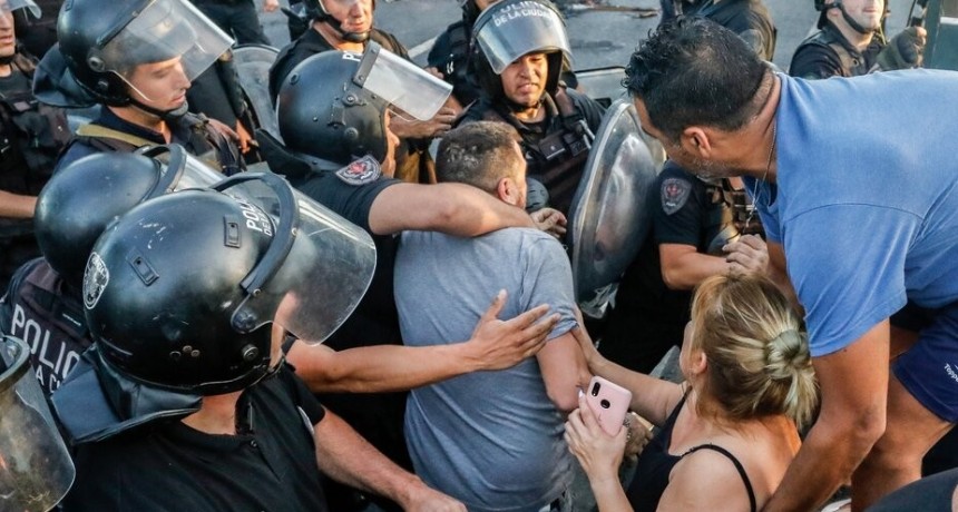 RADIOKTUBRE INFO….Dellepiane: La Policía de la Ciudad agredió a un reportero gráfico de Página/12    …Por Simón Suarez   Ver mas….