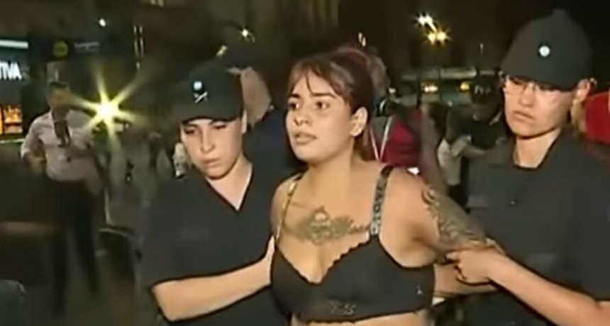 RADIOKTUBRE INFO….  Ley Ómnibus: el crudo relato de una de las cuatro manifestantes detenidas en el Congreso por cantar el himno  ….Por Simòn Suàrez