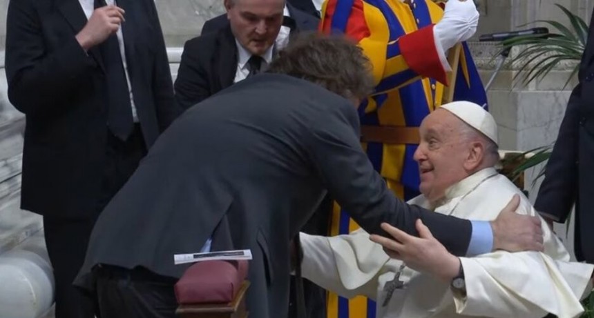RADIOKTUBRE INFO….  SONRISAS Y UN BREVE ABRAZO FUERA DE PROTOCOLO EN EL VATICANO  ….Por Simòn Suàrez