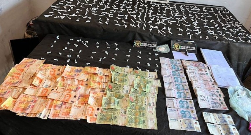 RADIOKTUBRE INFO……..   Tras un allanamiento en el barrio 13 de Diciembre, secuestraron más de 300 mil pesos y drogas …… Por Simòn Suarez