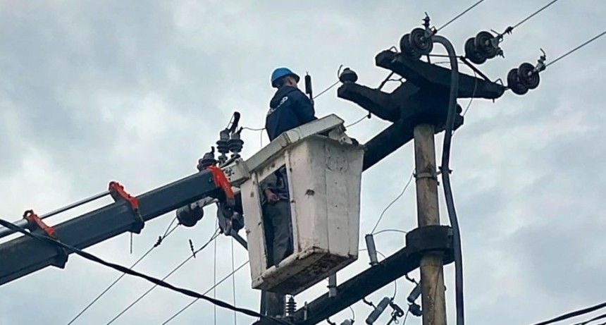 RADIOKTUBRE INFO……..  Informan que demanda extrema y un incendio rural generaron colapsos en la red eléctrica de la región  …… Por Simòn Suarez